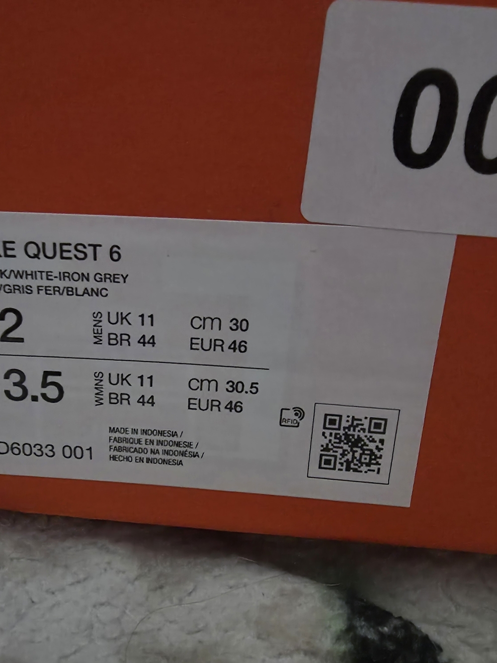 Nike Black and White Men's Athletic Running Shoes - Picture 2 of 5